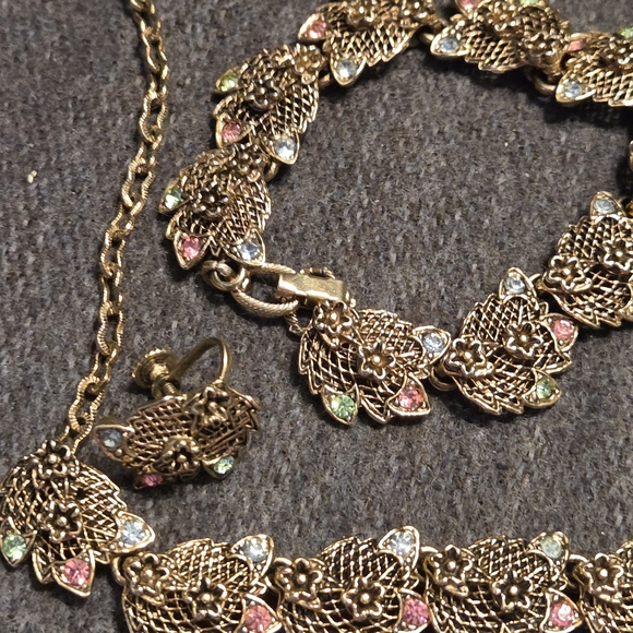 Unsigned Jewelry - Vintage Gold Tone Floral Necklace 14" & Bracelet 6" Set Spring Easter Grannycore